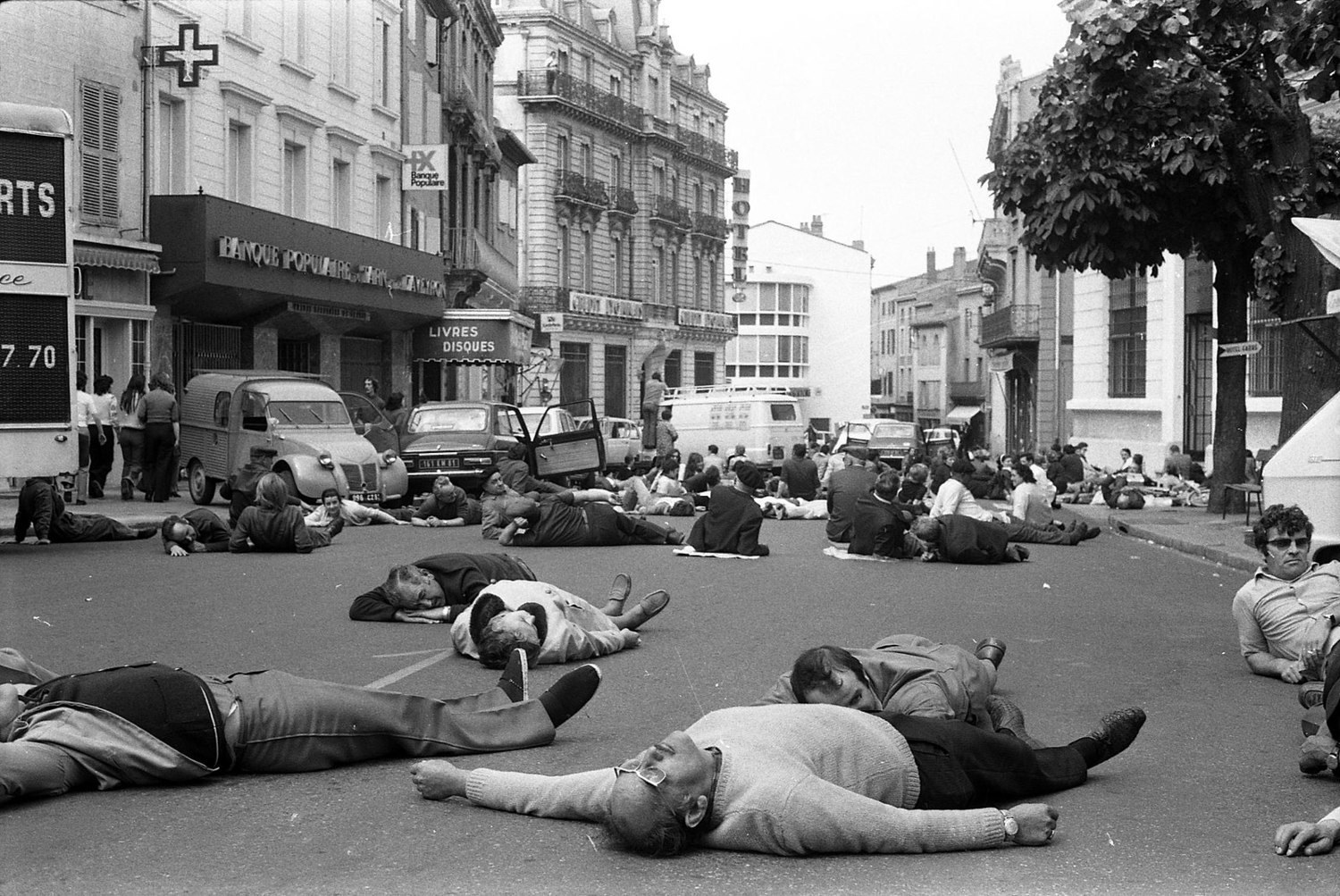 http://problemata.huma-num.fr/omeka_beta/files/large/2678/3_1600px-17.05.73_Mazamet_ville_morte_[1973]_-_53Fi1264.jpg